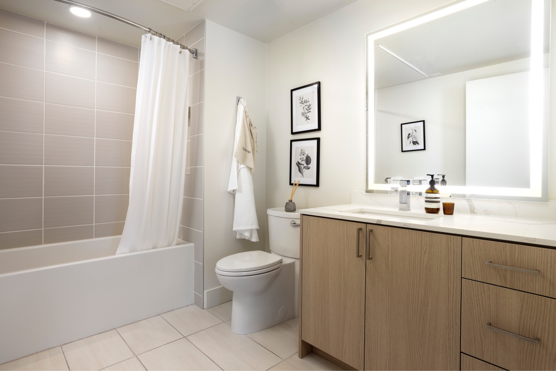 WEST EDGE Bathroom 1