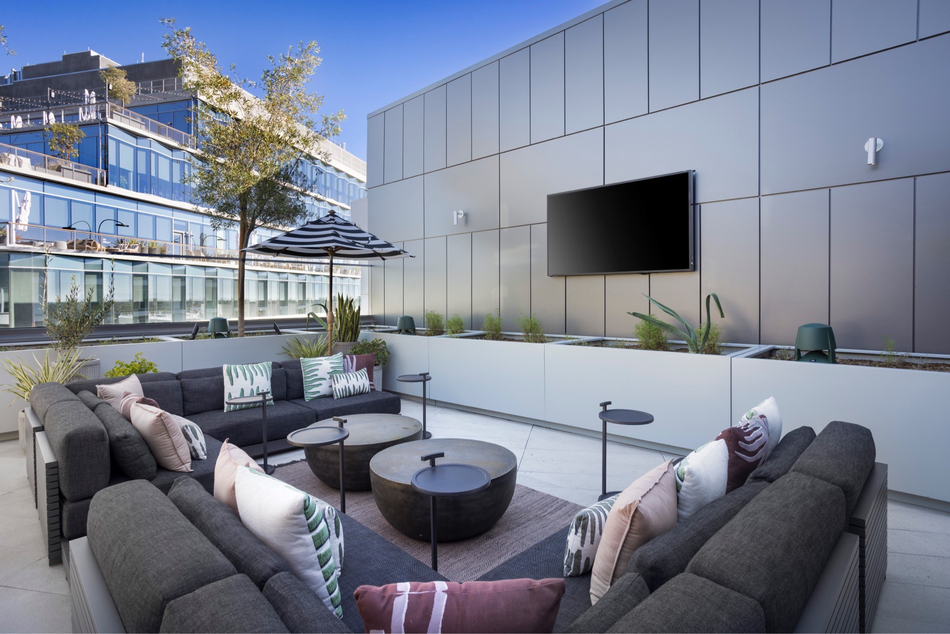 West Edge Dining Terrace 4